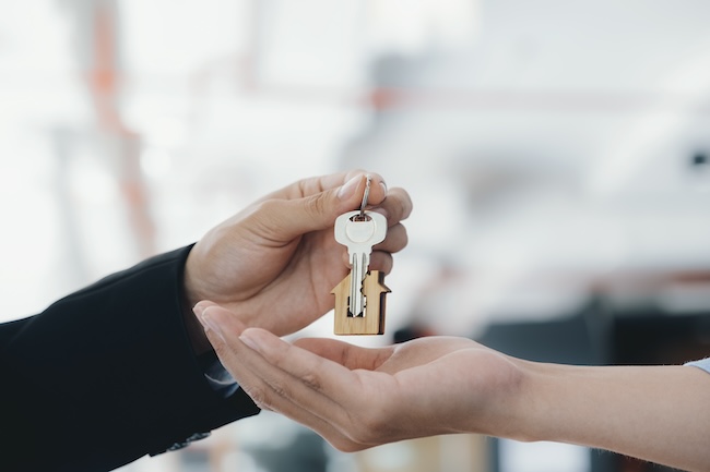 Agent immobilier à l'écoute de ses clients