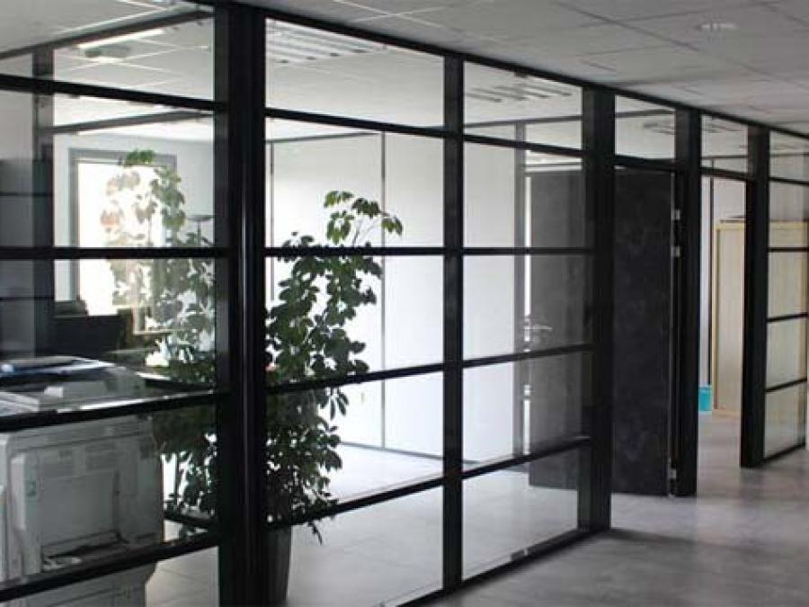 Aménager des bureaux professionnels avec des cloisons vitrées