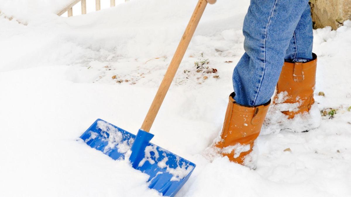 déneiger_avec_une_pelle_à_neige